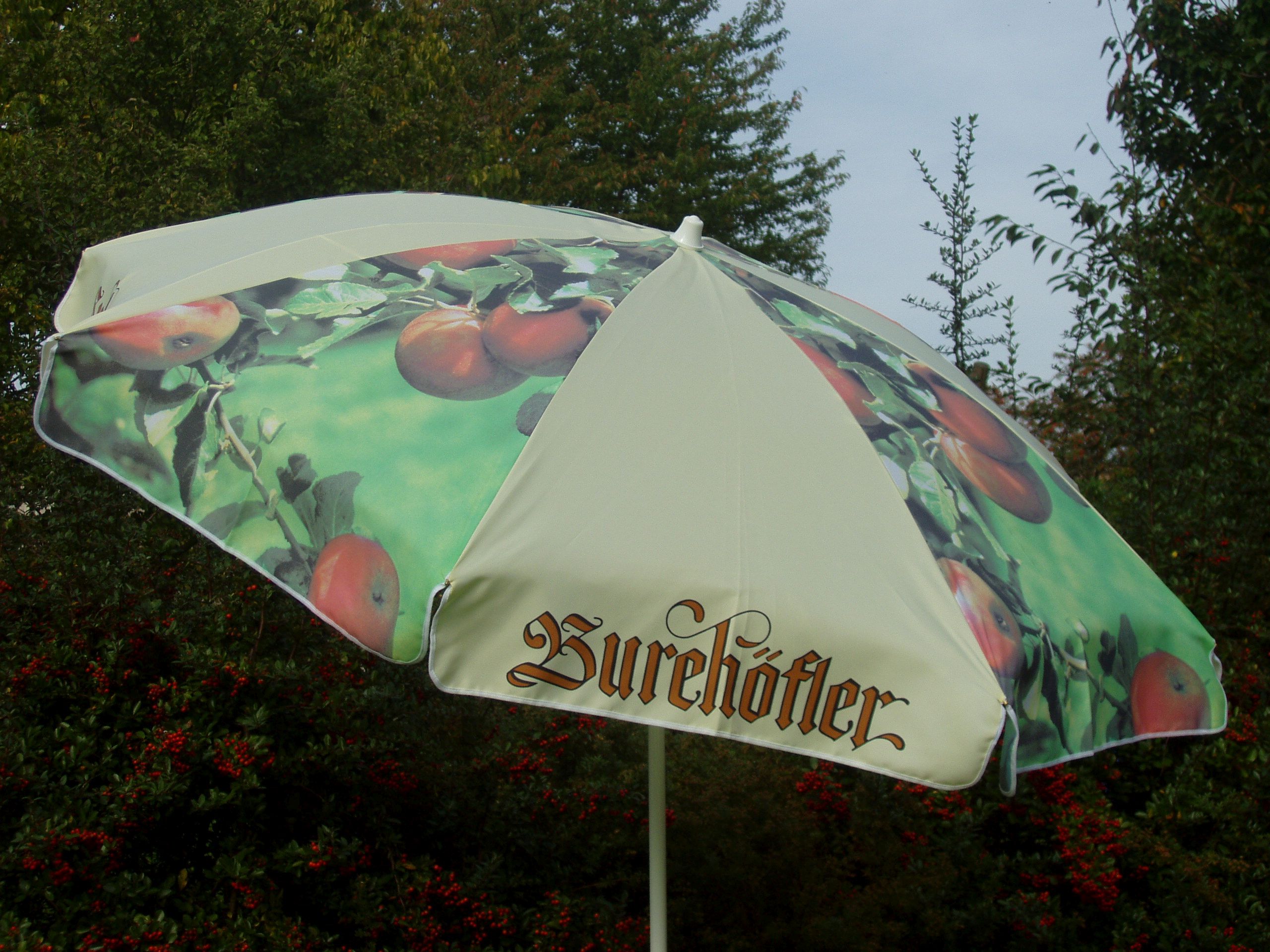 2. Sonnenschirme und Stehtische